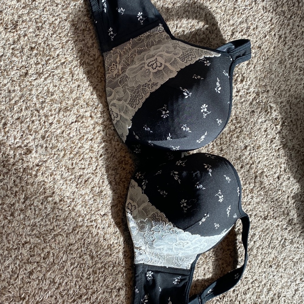 Cacique bra 38DD. Never worn.